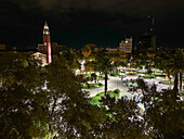 Die Plaza 25 de Mayo, der Hauptplatz im Zentrum von San Juan, Argentinien bei Nacht. Links ist der Glockenturm der Kathedrale zu sehen.