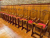 Sitzplätze in der Kapelle in der Krypta der Kathedrale von San Juan de Cuyo in San Juan, Argentinien.