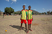 Äthiopische Jungen in nationalen Fußballtrikots