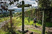 Pilger beim Wandern in der Nähe des Klosters Zenarruza auf dem Camino del Norte, dem spanischen Pilgerweg nach Santiago de Compostela, Ziortza-Bolibar, Baskenland, Spanien