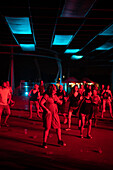 Menschen tanzen während des Vive Latino 2022 Musikfestivals in Zaragoza, Spanien