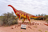 Ein Modell eines großen Riojasaurus incertus auf dem Triassic Trail im Talampaya National Park, Argentinien.