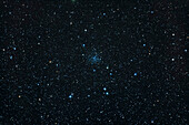 Der offene Sternhaufen NGC 188 im Sternbild Cepheus, eines der ältesten bekannten Objekte dieser Art mit einem geschätzten Alter von 9 Milliarden Jahren. NGC 188 hat so lange überdauert, weil er sich weit oberhalb der Ebene der Galaxie in der Nähe des Himmelsnordpols befindet und somit frei von den störenden Gezeitenwirkungen der Milchstraße ist.