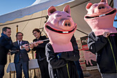 Behörden und Maskottchen bei der Eröffnung. Firaporc, Schweinemesse, Riudellots de la Selva, Katalonien, Spanien