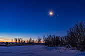 Der Morgenhimmel des 11. Januar 2018 mit der abnehmenden Mondsichel, die über der Paarung von Mars (links) und Jupiter (rechts) scheint. Der Mond und die Planeten stehen in der Waage direkt östlich (links) des Sterns Zubenelgenubi oder Alpha Librae. Links von der Mitte gehen Antares und die Sterne des Skorpions gerade in der Morgendämmerung auf.