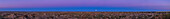 Der aufgehende "Supermond" vom 12. Juli 2022, eingebettet in den blauen Bogen des Erdschattens, umrahmt vom rosafarbenen Band der Venus in der Dämmerung, über den Badlands-Formationen des Dinosaur Provincial Park am Red Deer River in Alberta, Kanada. Der blaue Bogen ist der Schatten der Erde, der auf die Atmosphäre gegenüber dem Sonnenuntergangspunkt geworfen wird. Der rosafarbene Gürtel der Venus stammt von rotem Sonnenlicht, das noch in der oberen Atmosphäre leuchtet. Dieser Effekt hält nur wenige Minuten bei Sonnenuntergang oder Sonnenaufgang an und erfordert einen sehr klaren Himmel, um si