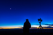 Ein Selfie mit Blick auf die zunehmende Mondsichel in der Nähe der Venus am 27. Februar 2020, neben dem Celestron SkyMaster 15x70 Pro Fernglas auf der Sky-Watcher AZ5 Montierung stehend.