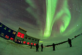 Gäste des Learning Vacations-Programms im Churchill Northern Studies Centre betrachten das Polarlicht in ihrer ersten Nacht des Programms 2019 am 31. Januar. Der Blick geht nach Osten, mit dem Großen Wagen links und dem Orion auf der rechten Seite.