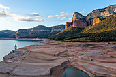 Stausee Sau und Kirche Sant Romà de Sau während einer Dürre, Osona, Barcelona, Spanien