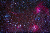 Der Messier-Sternhaufen M38 links, mit dem kleineren Haufen NGC 1907 darunter, inmitten eines komplexen Nebelfeldes in Zentral-Auriga, darunter von links nach rechts: IC 417 (unten), IC 410 (unten rechts) und IC 405 (oben rechts), auch bekannt als Flammensternnebel.