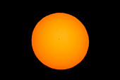 Merkur in der Mitte seines Transits durch die Sonne am 11. November 2019, hier um 8:19 Uhr MST. Dies war und ist die größte Annäherung an das Zentrum der Sonnenscheibe, die Merkur bei einem Transit im 21. Jahrhundert erreichen wird. Dies ist also ein einzigartiger Anblick.