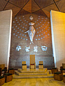 Das Kirchenschiff der sehr modernen Kathedrale San Juan de Cuyo in San Juan, Argentinien.