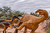 Ein Zupaysaurus rougieri attackiert einen Coloradisaurus brevis auf dem Triassic Trail im Talampaya National Park, Argentinien.