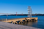 Riverside Escultura de Luz-Skulptur und Ponte 25 de Abril-Brücke am Tejo, Belem, Lissabon, Portugal