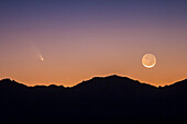 Komet PANSTARRS C/2011 L4 und der dünne zunehmende Mond, 12. März 2013, über den Chiricahua Mountains in Arizona, aber von New Mexico aus gesehen, von einem Standort am Highway 80 nördlich des Painted Pony Resort. Eine 2s-Belichtung bei f/2.8 und ISO 640 mit der Canon 60Da und 135mm Teleobjektiv + 1.4x Extender.