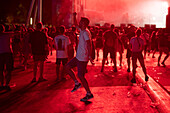 Menschen tanzen während des Vive Latino 2022 Music Festival in Zaragoza, Spanien