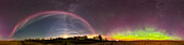 Ein 360°-Panorama des seltsamen isolierten Polarlichtbogens, der als Steve bekannt geworden ist, hier links als rosa-weißes Band quer über den Süden, mit dem Haupt-Oval im Norden rechts, mit seinem normaleren sauerstoffgrünen Bogen und den oberen roten und magentafarbenen Tönen, die ebenfalls von atomarem Sauerstoff stammen.