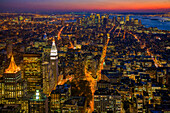 Das Flatiron-Gebäude und das MLIT bei Nacht vom Empire State Building aus, NYC, USA