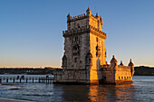 Der Turm von Belem oder der Turm von St. Vincent am Ufer des Tejo bei Sonnenuntergang, Lissabon, Portugal