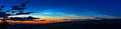 Ein Panorama der nachtleuchtenden Wolken (NLCs), auch PMCs oder polare mesosphärische Wolken genannt, aufgenommen am 20. Juni 2022 gegen 23:40 Uhr MDT, von zu Hause in Süd-Alberta. Nach vielen bewölkten Nächten und einigen klaren Nächten ohne NLCs war dies meine erste Sichtung seit dem 1. Juni. Die hellen, vom Sonnenlicht beleuchteten mesosphärischen Wolken in großer Höhe kontrastieren mit den dunklen troposphärischen Wolken links davon in geringer Höhe.