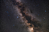 Das Sternbild Aquila (in der Mitte), umgeben von Scutum und seiner Sternwolke (unten) sowie Serpens und Ophiuchus (rechts im Westen). Altair ist der helle Stern links von der Mitte, mit Tarazed darüber. Albireo in Cygnus befindet sich ganz oben