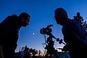 Lukas und Stephen bei der Aufnahme des Mondes durch Stephens 140mm TEC-Refraktor, bei der Saskatchewan Summer Star Party, 26. August 2017.