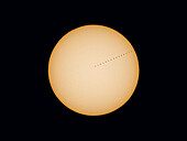 Ein Kompositbild des Merkurtransits am 11. November 2019 über die Sonnenscheibe, an einem Tag ohne Sonnenflecken auf der Sonne. Die Temperatur lag an diesem Morgen zwischen -20° C und -15° C, aber der Himmel war vollkommen klar.