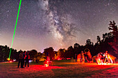 Eine Szene auf der Nova East Star Party in der Nähe von Windsor, Nova Scotia, im August 2015, die den Einsatz eines Laserpointers unter einem klaren Sternenhimmel zeigt.