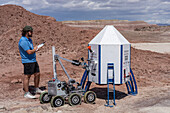 Ein Richter bewertet den Mars Rover der Binghamton University, der am Mars Lander arbeitet, im Rahmen der University Rover Challenge. Mars Desert Research Station, Utah.