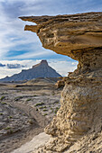 Factory Butte & die Schichten des Mancos Shale in der Factory Butte Recreation Area in der Caineville Desert bei Hanksville, Utah.