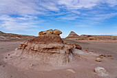 Erodierte Formationen in den bunten Bentonit-Tonhügeln der Morrison-Formation in der Caineville-Wüste bei Hanksville, Utah.