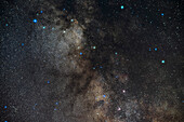 Die Scutum-Sternwolke (oben) in der Milchstraße, mit der ebenfalls hellen Milchstraße im Süden in Serpens. Die Nebel M16 und M17 befinden sich am unteren Rand des Feldes. Der helle Sternhaufen M11, der Wildentenhaufen, befindet sich ganz oben am nördlichen Rand der Scutum-Sternwolke. Das Gebiet ist reich an dunklen Nebeln und Staubgassen.
