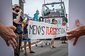 Aktivisten blockieren den Touristenbus, um gegen die touristische Massierung der Stadt Barcelona zu protestieren, Barcelona, Spanien