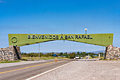 Ein Willkommensschild über der Ruta 143, der Schnellstraße nach San Rafael, Provinz Mendoza, Argentinien.