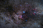 Die Region der Sommermilchstraße im nördlichen Cygnus enthält eine reiche Sammlung heller Nebel: den Nordamerikanebel in der Mitte und den Gamma-Cygni-Komplex rechts, sowie die Dunkelnebel Le Gentil 3, den Trichterwolkennebel oben links, den Nördlichen Kohlensack in der Mitte und den fingerartigen B168 unten links. Der helle Stern in der Mitte ist Deneb. M39 befindet sich unten links.