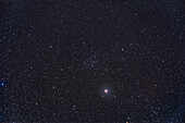 Der spärliche Sternhaufen IC 4665 im Ophiuchus über dem gelben Stern Cebalrai oder Beta Ophiuchi. Dieser große Haufen eignet sich am besten für die Beobachtung mit einem Fernglas.