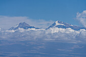 Die Gipfel 2 (rechts) & 3 (links) der Cordillera de Ansilta vom Aussichtspunkt im El Leoncito National Park in Argentinien aus gesehen.