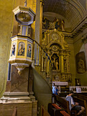 Die geschnitzte und bemalte Kanzel der kunstvollen Kathedrale der Unbefleckten Empfängnis in San Luis, Argentinien.
