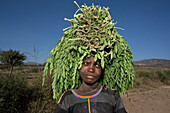 Äthiopischer Junge mit Gemüse