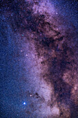 Eine Rahmung der Milchstraße von Altair in Aquila unten bis zu Albireo in Cygnus oben. Die auffälligen Dunkelnebel B142 und B143, auch Barnard's E genannt, befinden sich rechts vom gelblichen Tarazed über Altair. Das Sternbild Sagitta der Pfeil befindet sich in der Mitte, und rechts von Sagitta in den dunklen Staubspuren befindet sich die Sterngruppe Coathanger, auch bekannt als Collinder 399. Über Sagitta befindet sich die grüne Scheibe des Hantelnebels, Messier 27, in Vulpecula, dem Fuchs. Darüber, oben links, ist der Sternhaufen NGC 6885 zu sehen. Und als Bonus ist einer der Sterne in Sagit