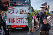 Aktivisten blockieren den Touristenbus, um gegen die touristische Massifizierung der Stadt Barcelona zu protestieren, Barcelona, Spanien
