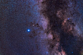 Eine Aufnahme des nördlichen Aquila und der Milchstraße in der Nähe von Altair, dem hellen blau-weißen Stern links. Darüber befindet sich der gelbliche Tarazed, darunter der hellere Alshain. Rechts von Tarazed sind die dunklen Nebel Barnard 142 und 143, auch Barnard's E genannt.