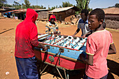 Kinder spielen Fußball in Äthiopien