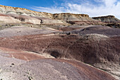 Erodierte Formationen in den bunten Bentonit-Ton-Hügeln der Morrison-Formation in der Caineville-Wüste bei Hanksville, Utah.
