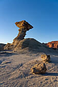 Der Hongo oder Pilz, eine erodierte geologische Formation im Ischigualasto Provincial Park, Provinz San Juan, Argentinien.