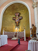 Der Bischofsstuhl und das Altarbild in der Apsis der Kathedrale San Rafael Archangel in San Rafael, Argentinien.