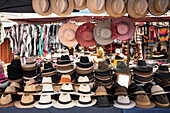 Hüte in der Auslage, Otavalo Markt, Imbabura, Ecuador, Südamerika