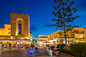 Blick auf Café und Restaurant am zentralen Eleftherias-Platz in Kos-Stadt in der Abenddämmerung, Kos, Dodekanes, Griechische Inseln, Griechenland, Europa