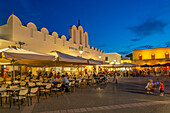 Blick auf den Stadtmarkt von Kos am Eleftherias-Platz in Kos-Stadt in der Abenddämmerung, Kos, Dodekanes, Griechische Inseln, Griechenland, Europa