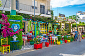 Blick auf buntes Cafe und Restaurant in Kos Stadt, Kos, Dodekanes, Griechische Inseln, Griechenland, Europa